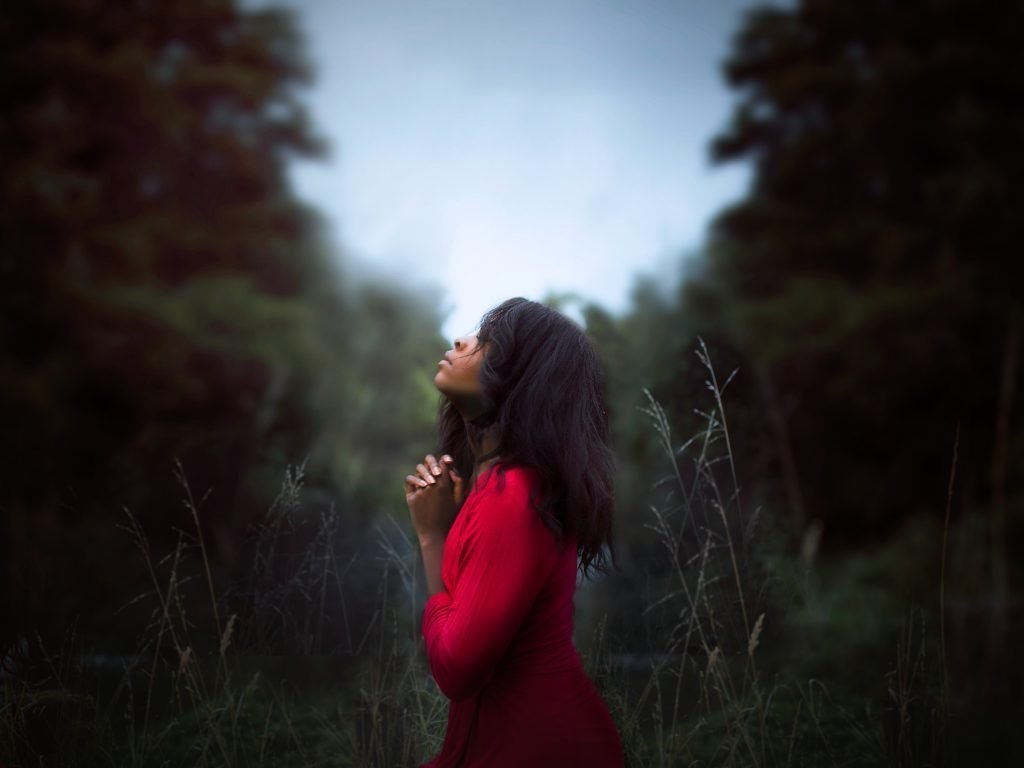 woman-praying-in-field